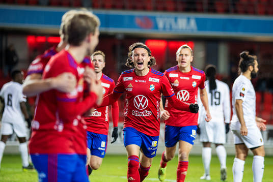Östers Mattias Pavic jublar med lagkamrater