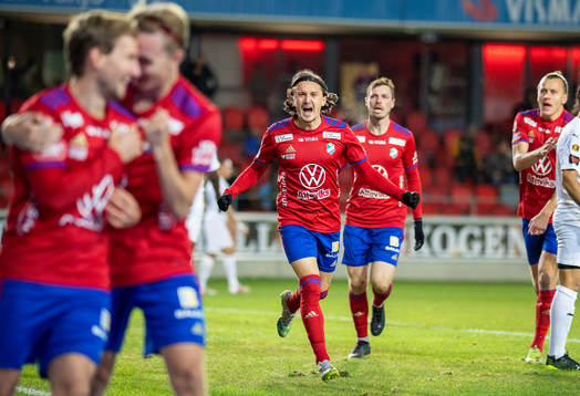 Östers Mattias Pavic jublar med lagkamrater