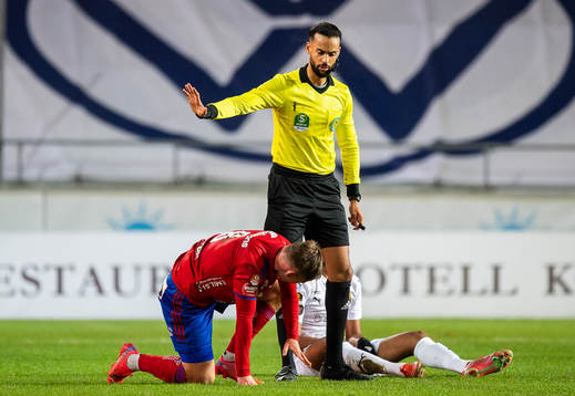 Domare Farouk Nehdi och Östers Alex Thor Hauksson