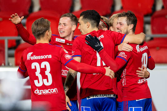 Östers Nicolas Mortensen jublar med lagkamrater
