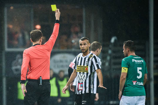 Landskronas Sumar Almadjed får ett gult kort av domare