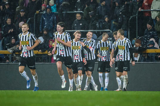 Landskronas Linus Olsson jublar med lagkamrater