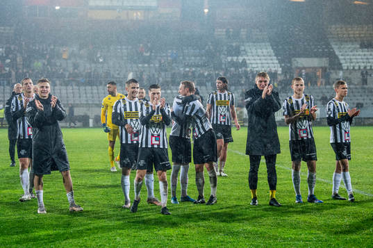 Landskronas spelare jublar åt vinsten i fotbollsmatchen i