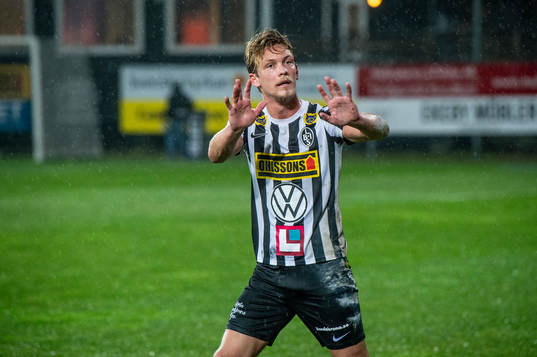 Landskronas Robin Hofsö jublar