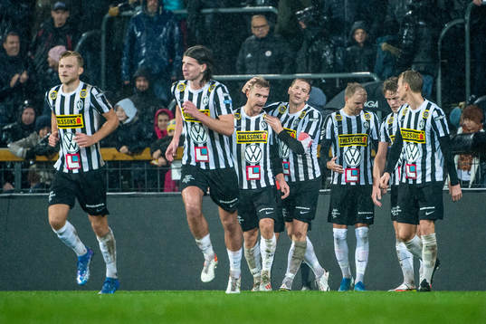 Landskronas Linus Olsson jublar med lagkamraterna