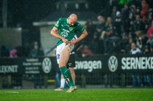 Jönköpings Perparim Beqaj får en smäll