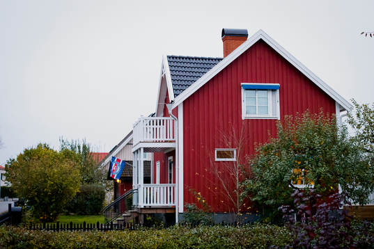 En villa i Örebro med en Oskarshamns flagga