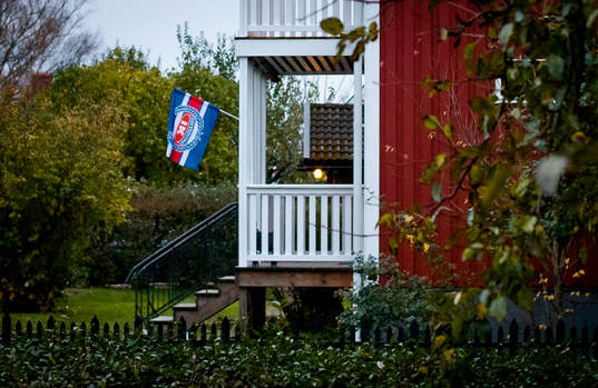 En villa i Örebro med en Oskarshamns flagga