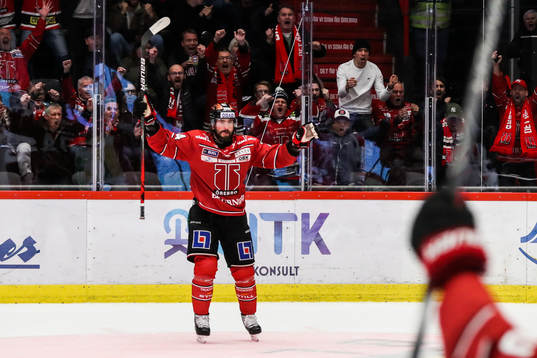 Örebros Nick Ebert jublar