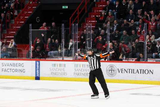 Domare Mikael Andersson dömer bort Oskarshamns 4-4 mål