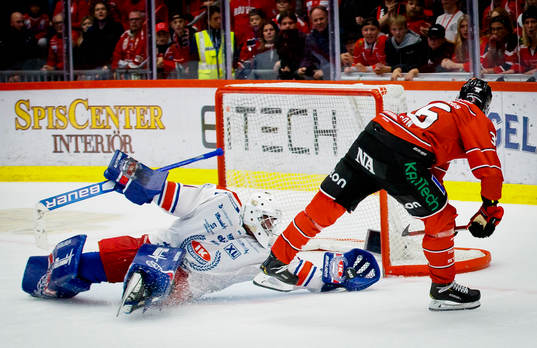 Örebros Emil Larsson lägger en straff som Oskarshamns