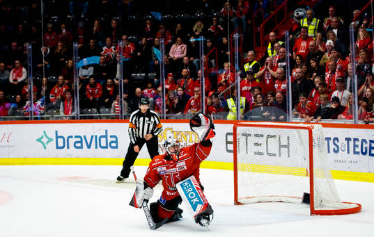 Örebros målvakt Jhonas Enroth räddar straff
