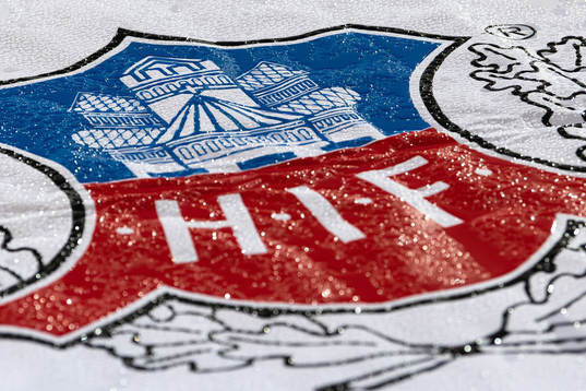 Vatten på Helsingborgs logo före fotbollsmatchen i