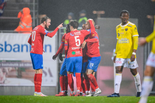 Helsingborgs Adam Kaied jublar med lagkamrater