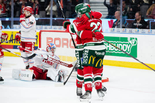 Frölundas Linus Nässén omfamnas av Nicklas Lasu