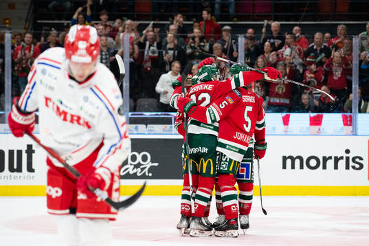 Frölundas Linus Nässén jublar med lagkamrater
