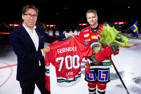 Frölundas klubbdirektör Christian Lechtaler uppvaktar