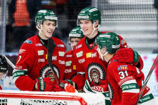 Frölundas Elmer Söderblom jublar med lagkamrater