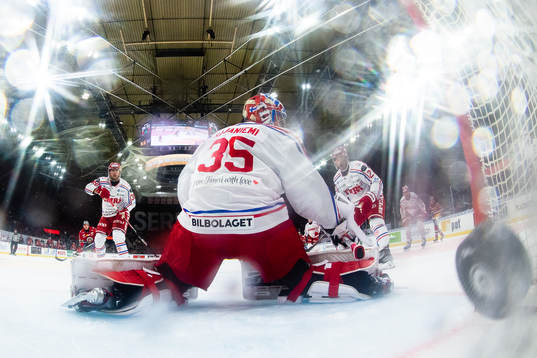 Frölundas Linus Nässén (ej i bild) skjuter 1-0 bakom
