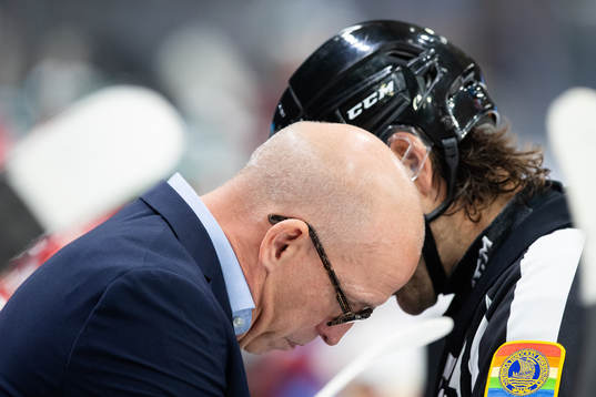 Timrås tränare Fredrik Andersson pratar med Domare Mikael