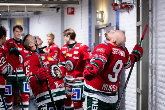 Frölundas Max Friberg och Jan Mursak innan ishockeymatchen