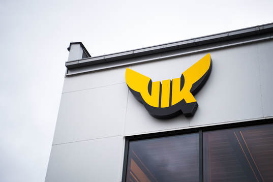 s klubbemblem utanför ABB Arena innan ishockeymatchen i