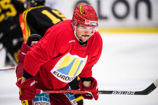 Modos Jesper Dahlroth innan ishockeymatchen i