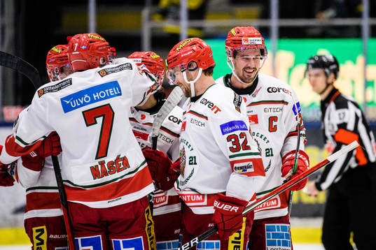 Modos Pontus Näsén jublar med lagkamrater