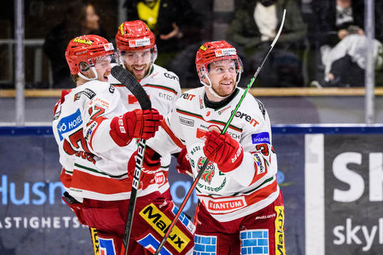 Modos Sebastian Ohlsson jublar med lagkamrater