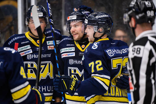 s Tommi Huhtala jublar med lagkamrater