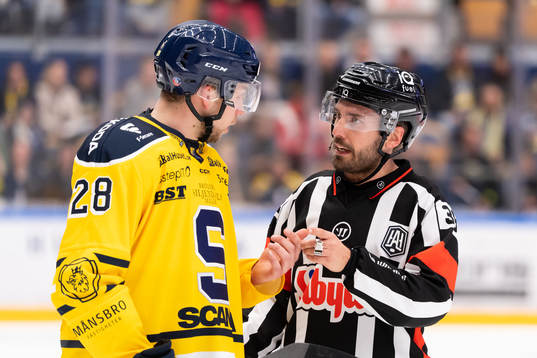 Södertäljes Emil Alba pratar med domare Mattias Enroth