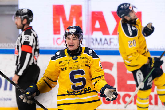 Södertäljes Colin Smith reagerar