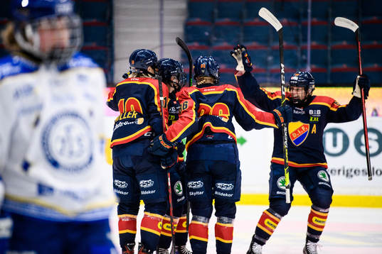 Djurgårdens Julia Östlund jublar med lagkamrater