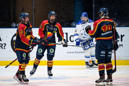Djurgårdens Hannah Miller jublar med lagkamrater