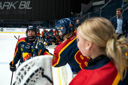 Djurgårdens Josefine Jakobsen jublar med lagkamrater