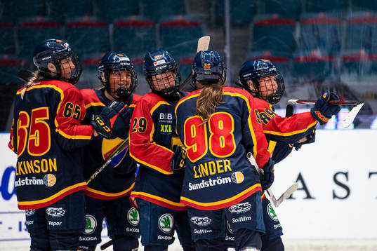 Djurgårdens Nicole Hall jublar med lagkamrater