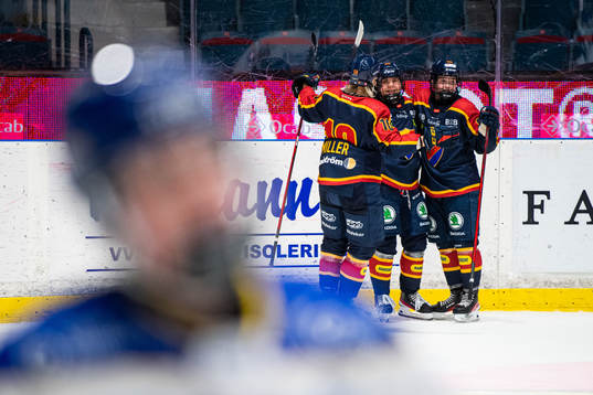 Djurgårdens Nicole Hall jublar med lagkamrater