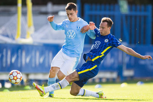 Ajdin Avdic of Malmö FF and Harvey Vale of Chelsea
