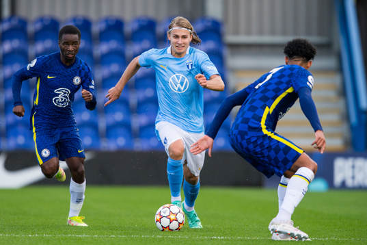Sebastian Nanasi of Malmö FF and Dion Rankine of Chelsea