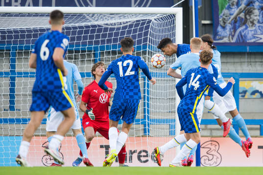 Bryan Fiabema of Chelsea scores the 3-2 goal against