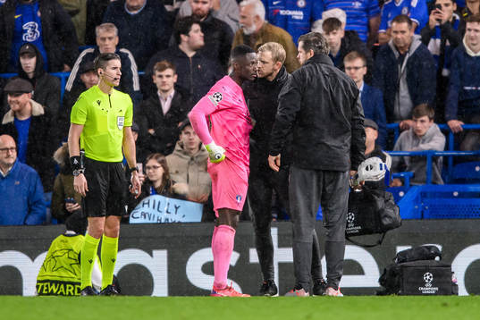 goalkeeper Ismael Diawara of Malmö FF in pain