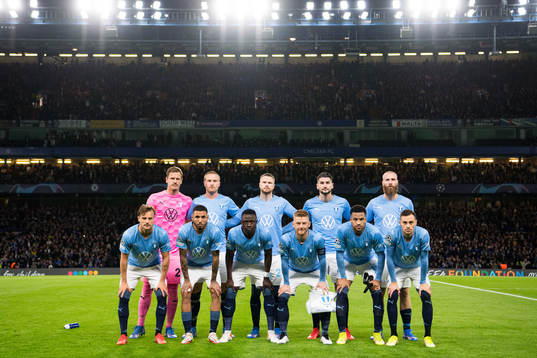 The starting eleven of Malmö FF pose for a team group