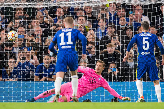 Jorginho of Chelsea scores 2-0
