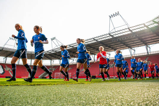 Emilie Bragstad, Tuva Hansen, Elisabeth Terland and players