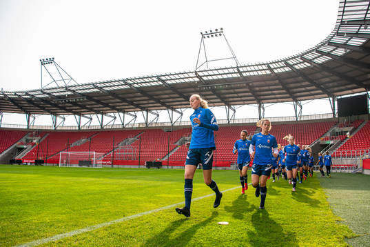 Emilie Bragstad, Tuva Hansen and players of the Norwegian