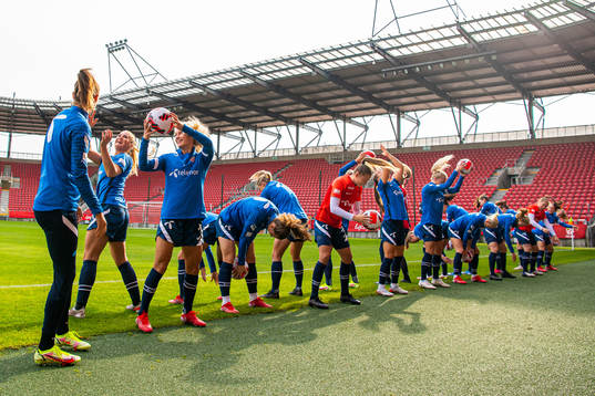 Lisa-Marie Karlseng Utland, Maria Olsvik and players of the