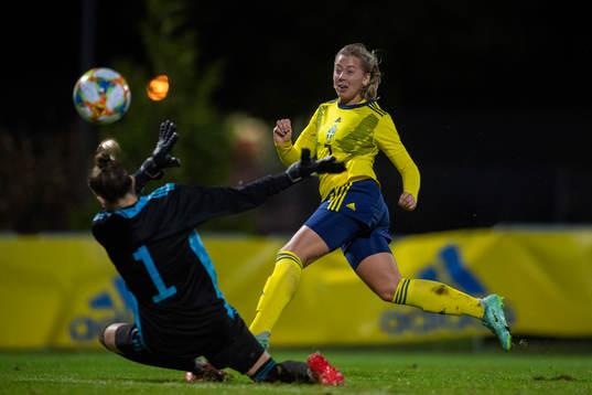 Cornelia  Kapocs of Sweden and goalkeeper Beastiaen Femke