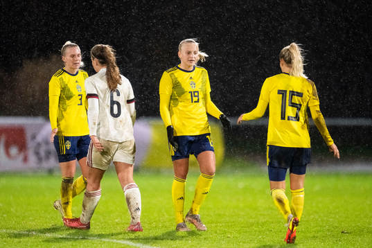 Wilma Carlsson and Amanda Nildén celebrates