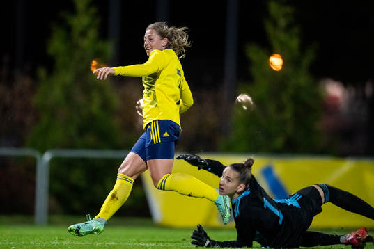 Cornelia  Kapocs of Sweden celebrates