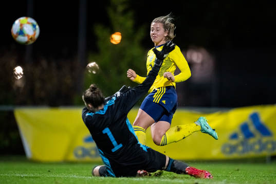 Cornelia  Kapocs of Sweden and goalkeeper Beastiaen Femke